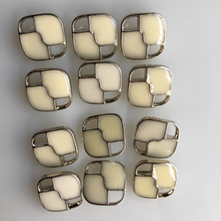 アンティーク ボタン 4個セット ビンテージ 昭和 レトロ 個性的 ハンドメイド素材 シルバー ホワイト 白 アクセ 1枚目の画像