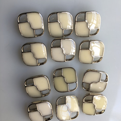 アンティーク ボタン 4個セット ビンテージ 昭和 レトロ 個性的 ハンドメイド素材 シルバー ホワイト 白 アクセ 2枚目の画像