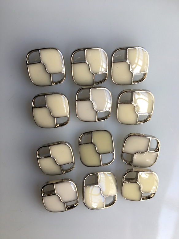 アンティーク ボタン 4個セット ビンテージ 昭和 レトロ 個性的 ハンドメイド素材 シルバー ホワイト 白 アクセ 2枚目の画像