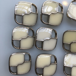 アンティーク ボタン 4個セット ビンテージ 昭和 レトロ 個性的 ハンドメイド素材 シルバー ホワイト 白 アクセ 3枚目の画像