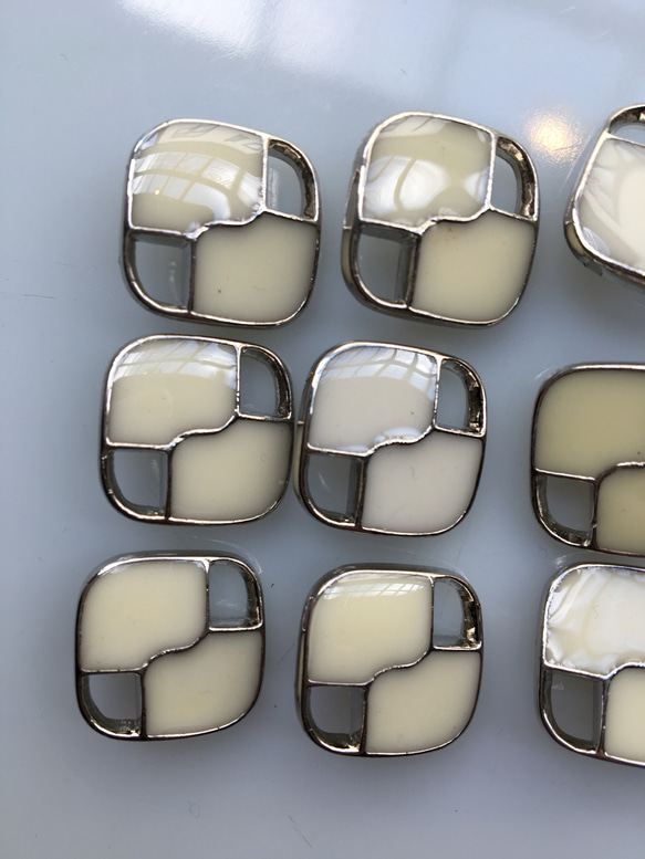 アンティーク ボタン 4個セット ビンテージ 昭和 レトロ 個性的 ハンドメイド素材 シルバー ホワイト 白 アクセ 3枚目の画像