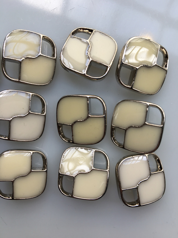 アンティーク ボタン 4個セット ビンテージ 昭和 レトロ 個性的 ハンドメイド素材 シルバー ホワイト 白 アクセ 4枚目の画像