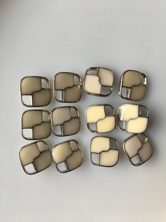 アンティーク ボタン 4個セット ビンテージ 昭和 レトロ 個性的 ハンドメイド素材 シルバー ホワイト 白 アクセ 5枚目の画像
