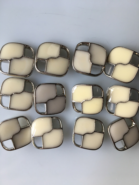 アンティーク ボタン 4個セット ビンテージ 昭和 レトロ 個性的 ハンドメイド素材 シルバー ホワイト 白 アクセ 6枚目の画像
