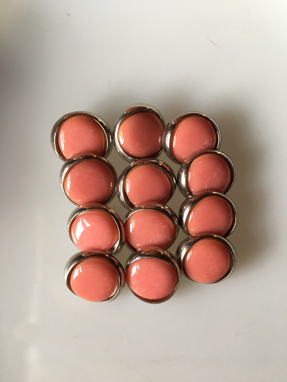 アンティーク ボタン 5個セット ビンテージ 昭和 レトロ 個性的 ハンドメイド素材 シルバー ピンク アクセサリー 2枚目の画像