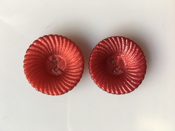アンティーク ボタン 2個セット【ワインレッド 大】ビンテージ 昭和 レトロ 個性的なボタン ハンドメイド素材 赤紫 花 2枚目の画像