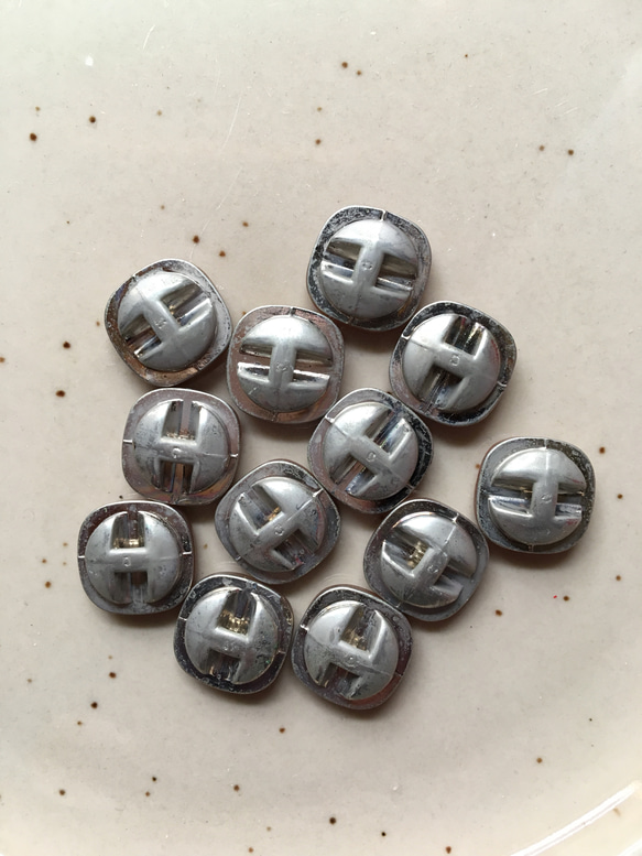 アンティーク ボタン 12個セット ビンテージ 昭和 レトロ 個性的 ハンドメイド素材 シルバー ベージュ 小 アクセ 4枚目の画像
