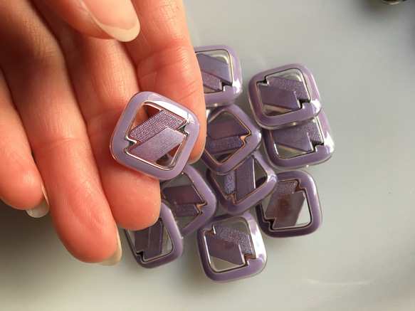 アンティーク ボタン 6個セット ビンテージ 昭和 レトロ 個性的 ハンドメイド素材 紫 薄紫 パープル ポップ アクセ 2枚目の画像