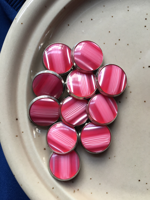 アンティーク ボタン 5個セット ビンテージ 昭和 レトロ 個性的 ハンドメイド素 ピンク シルバー アクセサリー 1枚目の画像