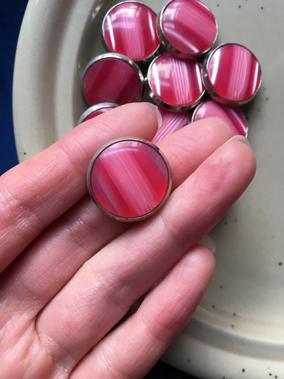 アンティーク ボタン 5個セット ビンテージ 昭和 レトロ 個性的 ハンドメイド素 ピンク シルバー アクセサリー 2枚目の画像