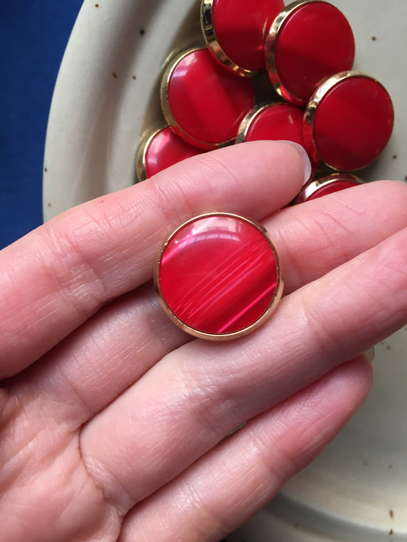アンティーク ボタン 5個セット ビンテージ 昭和 レトロ 個性的 ハンドメイド素 赤 レッド ゴールド アクセサリー 2枚目の画像