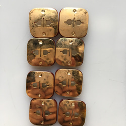 アンティーク ボタン 4個セット ビンテージ 昭和 レトロ 個性的 ハンドメイド素材 赤 ゴールド レッド 四角 アクセ 3枚目の画像