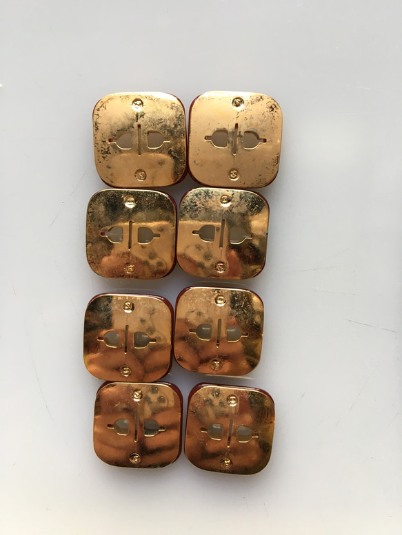 アンティーク ボタン 4個セット ビンテージ 昭和 レトロ 個性的 ハンドメイド素材 赤 ゴールド レッド 四角 アクセ 3枚目の画像