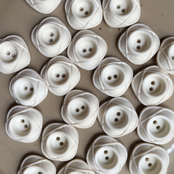 アンティーク ボタン 5個セット ビンテージ 昭和 レトロ 個性的 ハンドメイド素材 ホワイト 白 四角 アクセサリー 1枚目の画像