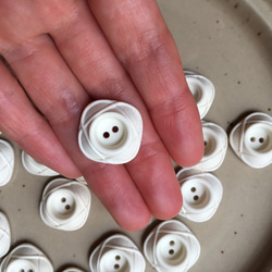 アンティーク ボタン 5個セット ビンテージ 昭和 レトロ 個性的 ハンドメイド素材 ホワイト 白 四角 アクセサリー 4枚目の画像
