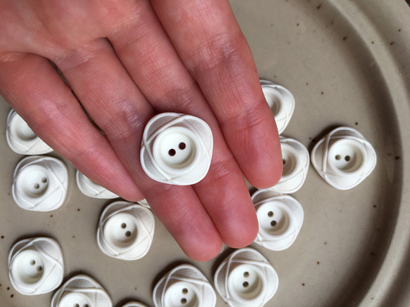 アンティーク ボタン 5個セット ビンテージ 昭和 レトロ 個性的 ハンドメイド素材 ホワイト 白 四角 アクセサリー 4枚目の画像