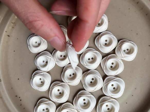 アンティーク ボタン 5個セット ビンテージ 昭和 レトロ 個性的 ハンドメイド素材 ホワイト 白 四角 アクセサリー 5枚目の画像