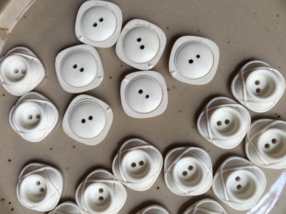 アンティーク ボタン 5個セット ビンテージ 昭和 レトロ 個性的 ハンドメイド素材 ホワイト 白 四角 アクセサリー 6枚目の画像