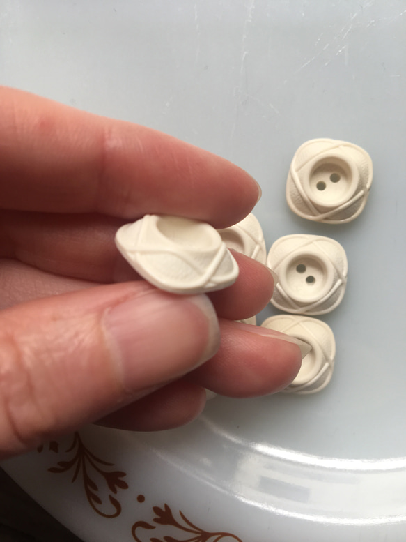 アンティーク ボタン 6個セット 中 ビンテージ 昭和 レトロ 個性的 ハンドメイド素材 白 ホワイト アクセサリー 3枚目の画像