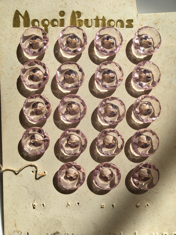 アンティーク ボタンシート 1枚 ピンク19個 ビンテージ 昭和 レトロ 個性的なボタン ハンドメイド素材 淡いピンク 3枚目の画像