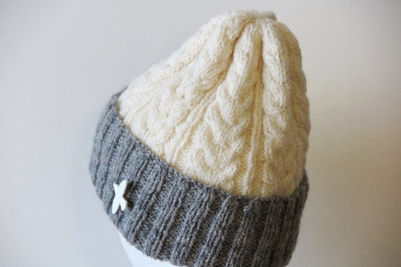 小鳥のブローチが可愛い！ふわふわ編みこみニット帽（グレー×ホワイト） 3枚目の画像