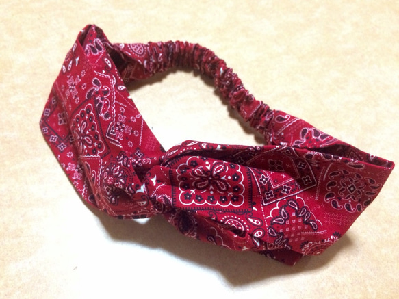 コットン素材のバンダナ柄（赤）のヘアバンド 3枚目の画像