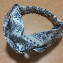 コットン素材のバンダナ柄（白）のヘアバンド 3枚目の画像