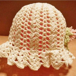 ニット帽☆ミルキーカラーの毛糸を使用☆花のモチーフがついた可愛い帽子です☆ 1枚目の画像