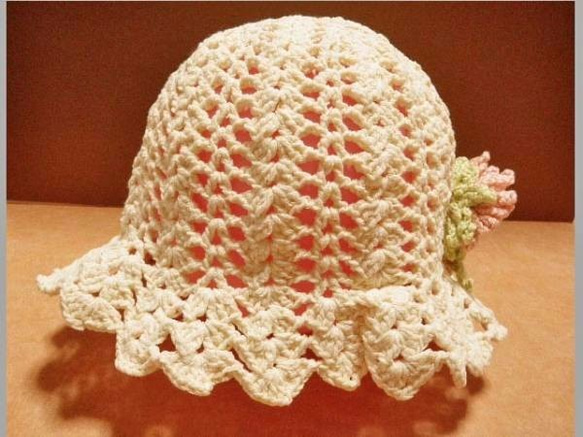 ニット帽☆ミルキーカラーの毛糸を使用☆花のモチーフがついた可愛い帽子です☆ 1枚目の画像