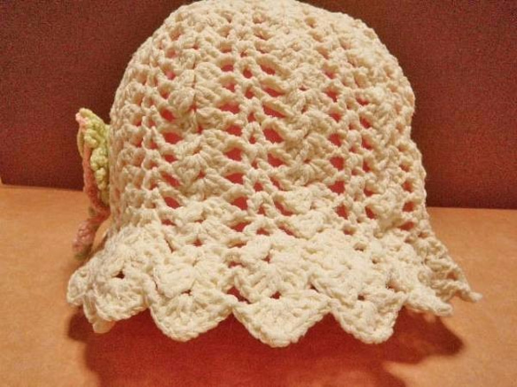 ニット帽☆ミルキーカラーの毛糸を使用☆花のモチーフがついた可愛い帽子です☆ 2枚目の画像