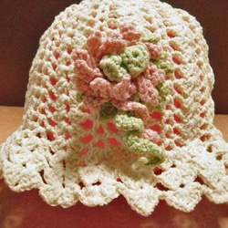 ニット帽☆ミルキーカラーの毛糸を使用☆花のモチーフがついた可愛い帽子です☆ 3枚目の画像