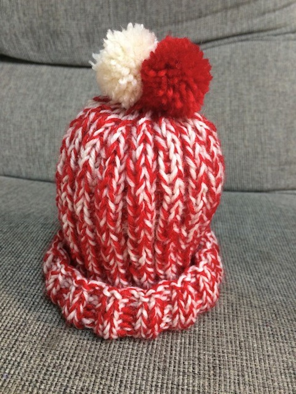 ベビー用ニット帽☆赤×白エスニック調・可愛いぼんぼり帽子 1枚目の画像