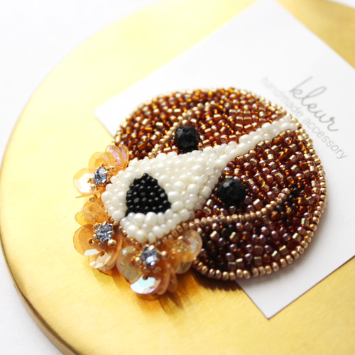 ワンちゃんズ  ピンバッジ  ビーズ 刺繍  ハンドメイド ビーズ刺繍 ビーグル犬のブローチ b ブローチ kleur 通販 11921818