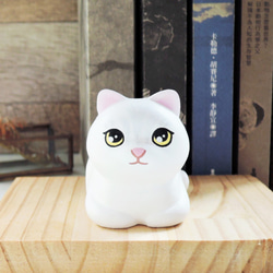 かわいい小さな白い猫の装飾品名刺ホルダー携帯電話ホルダー手作り木製癒し小さな木彫り人形に座って手を折る 2枚目の画像