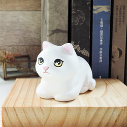 かわいい小さな白い猫の装飾品名刺ホルダー携帯電話ホルダー手作り木製癒し小さな木彫り人形に座って手を折る 3枚目の画像