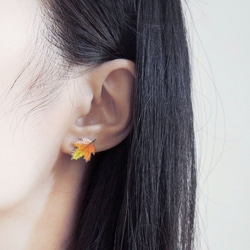 彩虹楓葉 手工耳環 紅楓 抗敏耳針 無痛夾式 第2張的照片