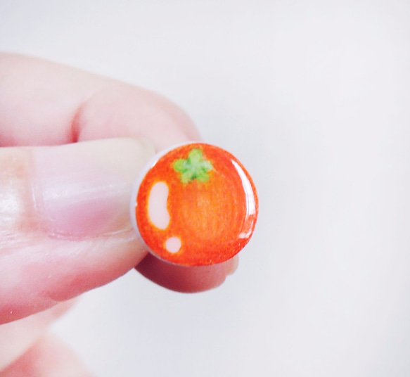赤い小さなトマトかわいい手作りのイヤリングトマト抗アレルギー性の耳の鍼痛みのない耳のクリップ 1枚目の画像