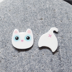 小さな白い猫かわいい手作りのイヤリング抗アレルギー耳鍼無痛イヤクリップ 1枚目の画像