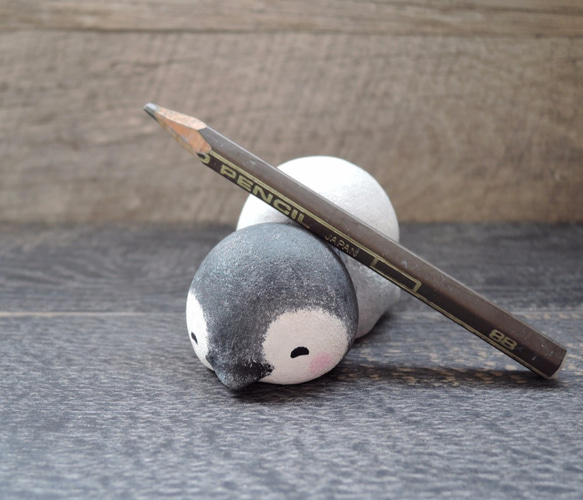 暖洋洋小企鵝寶貝 筆架 紙鎮 擺飾 手工木製療癒小木雕 公仔 第5張的照片
