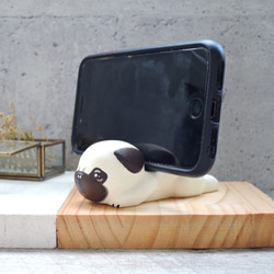 小巴哥犬手機架 手工木製療癒小木雕公仔擺飾 名片架 第3張的照片