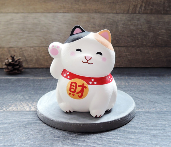 招き猫　土人形　ハチワレ　三毛猫 ハチワレ招き猫(売れました) - わきたけいこの木彫の世界