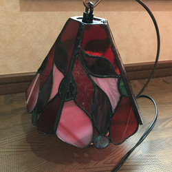 ステンドグラス 赤ピンク紫のランプ 2枚目の画像