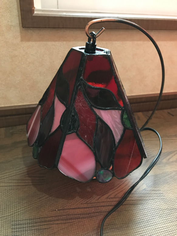 ステンドグラス 赤ピンク紫のランプ 2枚目の画像