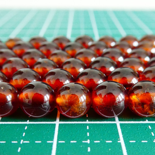 オレンジガーネット（ヘソナイト）（6mm玉）／3粒 天然石 輝石工房とー