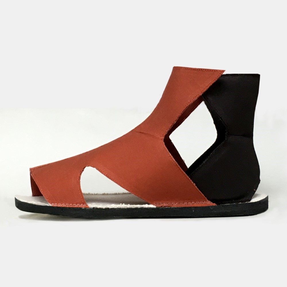 スリークなブーツサンダル