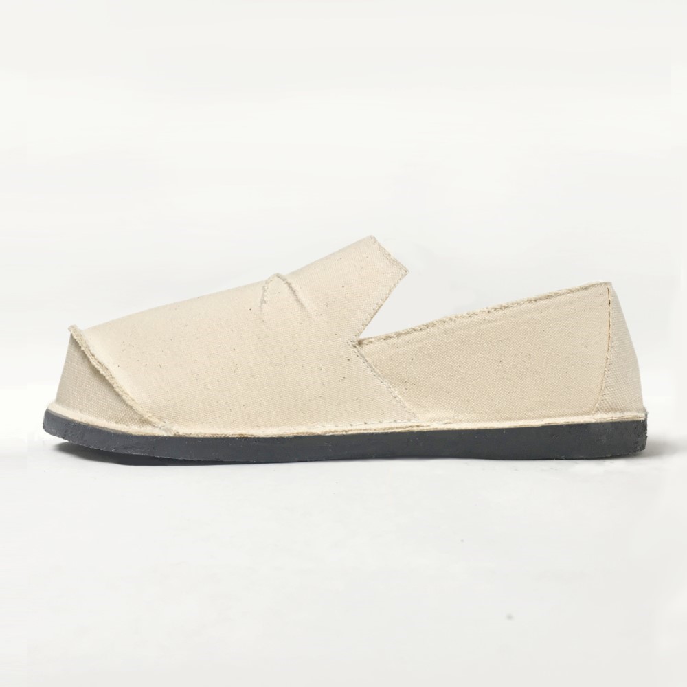 プレーンなキャンバスシューズ 2