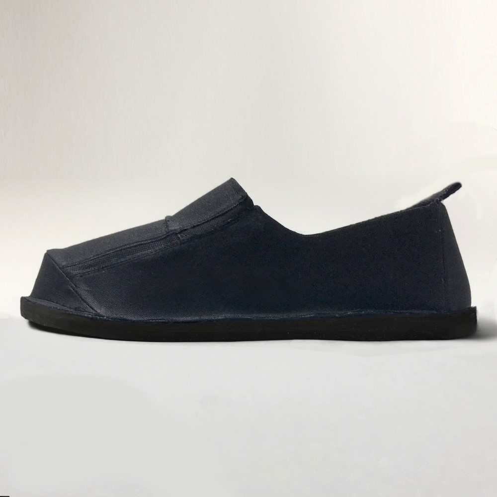 ベーシックなキャンバスシューズ