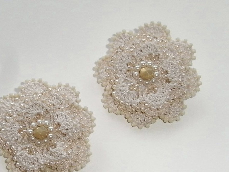 花*ecru　レース編みのビーズブローチ