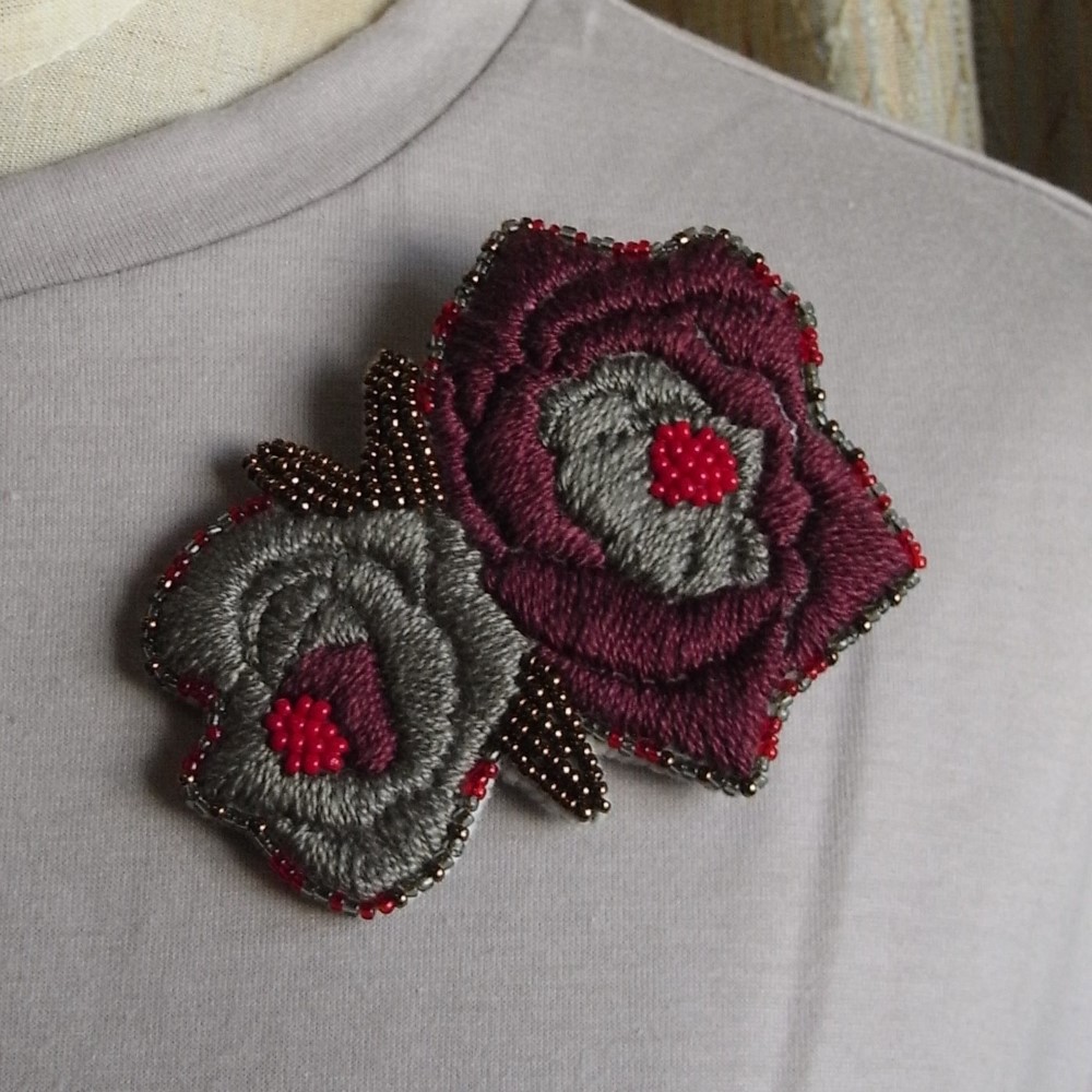 薔薇*赤　刺繍ブローチ