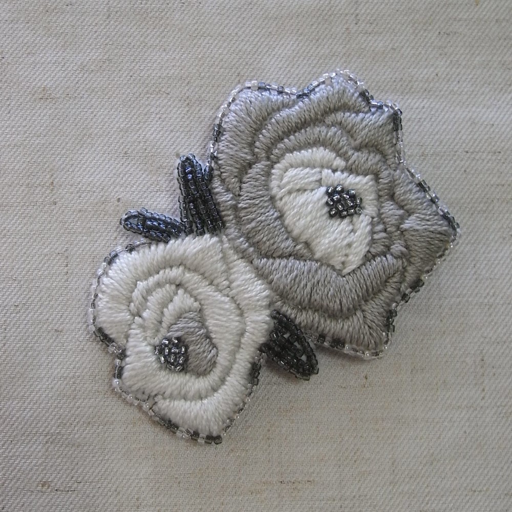 薔薇*白銀　刺繍ブローチ